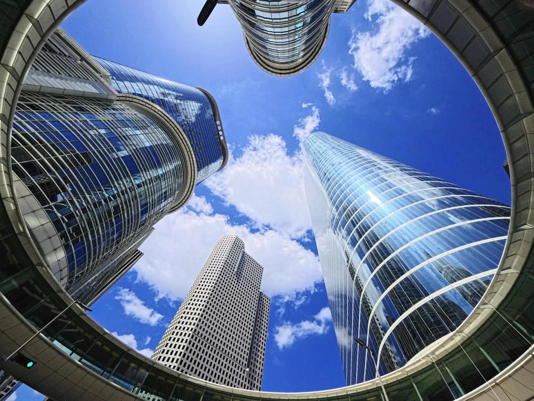 Investmentverkauf: Datenraum, Käuferansprache und Q&A bei Oktavio Gewerbeimmobilien