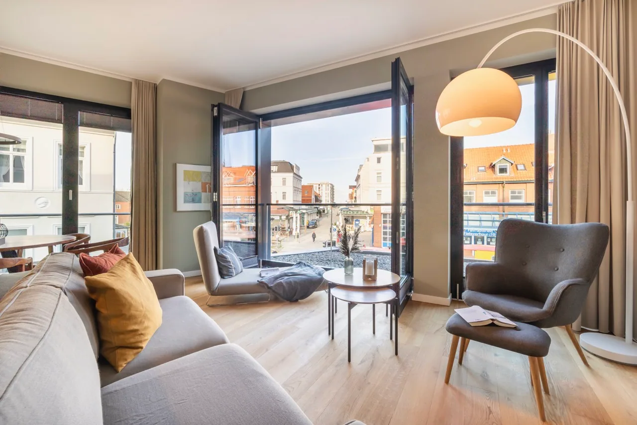 Wohnraum mit Fensterfront in einer Hamburger Immobilie