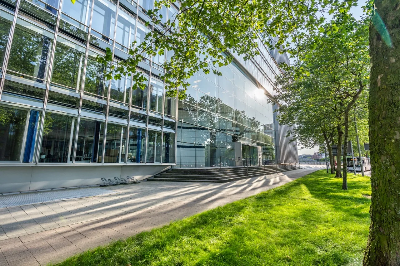 Terrasse einer Wohnimmobilie als Vermarktungsmotiv