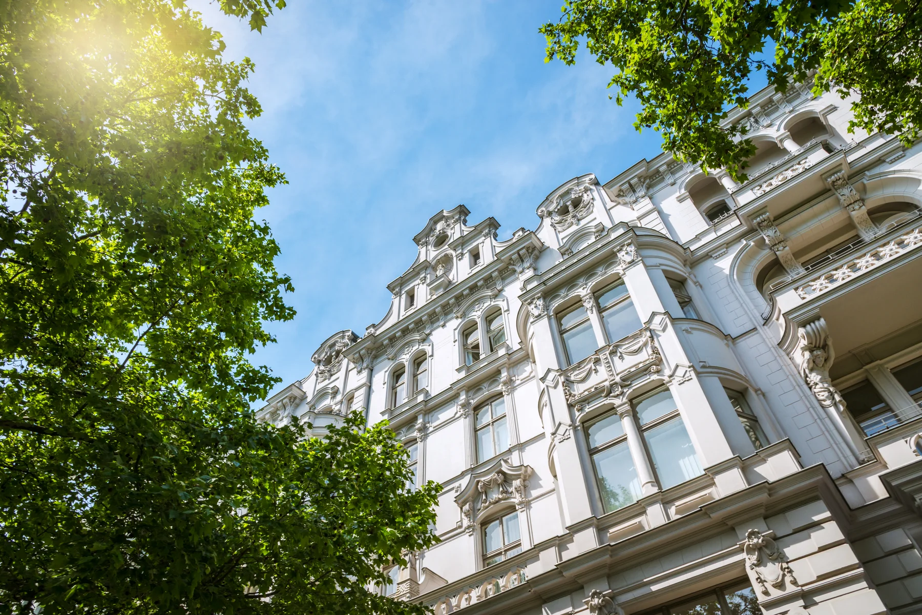 Repräsentative Altbaufassade im grünen Hamburg-Eppendorf
